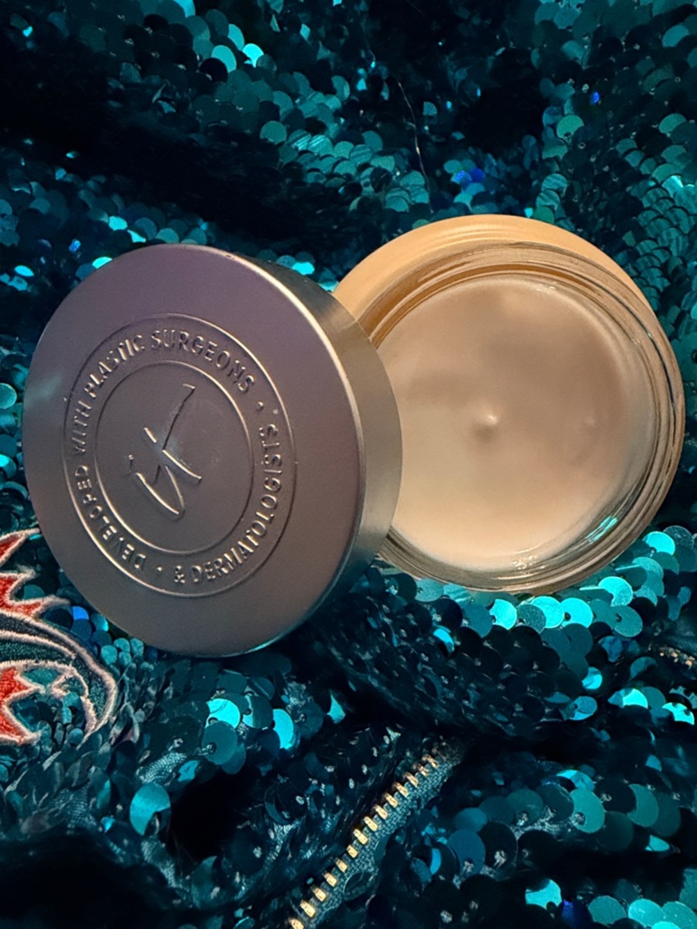IT Cosmetics Confidence in a Cream Anti-Aging Facial Moisturizer. - Picture 6 of 10